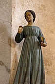 Castiglione Olona - chiesa del Corpo di Cristo (chiesa 'di Villa'): statua in pietra colorita dell'Annunciazione ai lati dell'arco absidale.